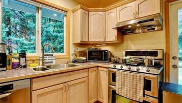 冰箱、微波炉、烤箱、炉灶