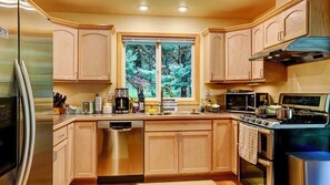 雪櫃、微波爐、焗爐、爐具