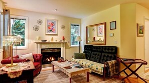 Una Smart TV, una chimenea, libros, un reproductor estéreo