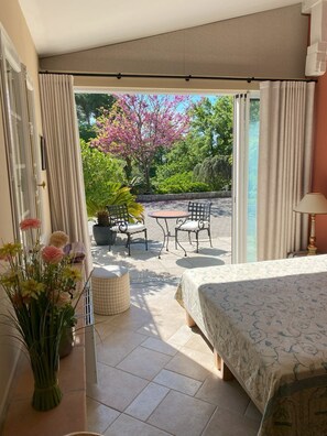 Interior - Charming room with swimming pool (Grasse)