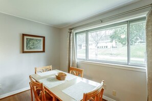 Dining - Cozy Convenient Mid-Century Apt! (Chattanooga)