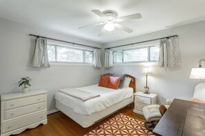 2 bedrooms, desk, iron/ironing board, WiFi - Cozy Convenient Mid-Century Apt! (Chattanooga)