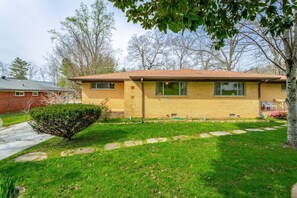 Exterior - Cozy Convenient Mid-Century Apt! (Chattanooga)
