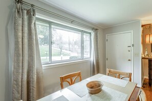 Dining - Cozy Convenient Mid-Century Apt! (Chattanooga)