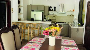 舒适独立别墅, 阳台, 花园景观 | 熨斗/熨板、免费 WiFi