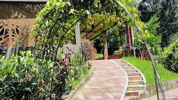 Hus Comfort - balkong - utsikt mot trädgården | Vardagsrum