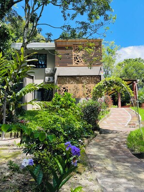 Front of property - Casa Jacky (San Salvador)