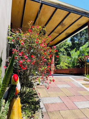 Comfort House, Balcony, Garden View | Living area - Casa Jacky (San Salvador)