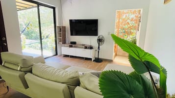 Hus Comfort - balkong - utsikt mot trädgården | Strykjärn/strykbräda och gratis wi-fi