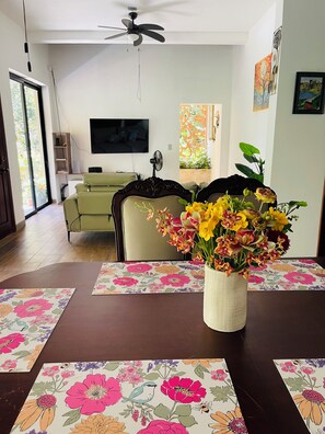 Comfort House, Balcony, Garden View | Iron/ironing board, free WiFi - Casa Jacky (San Salvador)