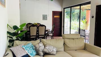 Hus Comfort - balkong - utsikt mot trädgården | Strykjärn/strykbräda och gratis wi-fi