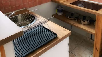 Een microgolfoven, een oven, een kookplaat