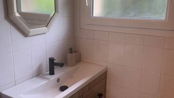 Douche, sèche-cheveux, serviettes fournies, savon