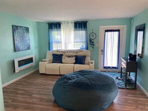 TV, fireplace