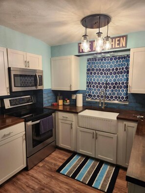 Mikrowelle, Ofen, Herdplatte, Geschirrspüler