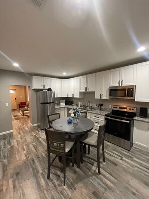 Private kitchen - Modern Hyde Park Retreat {Renovated 2BR with Stylish Updates & Prime Location} (St. Louis)