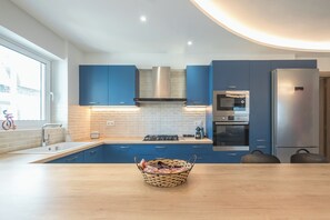 Kühlschrank, Ofen, Herdplatte, Wasserkocher mit Kaffee-/Teezubehör