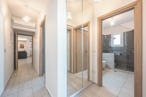 Amenidades de baño gratuitas, secadora de cabello, pantuflas, toallas 