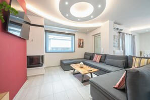 TV, fireplace