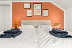 4 chambres, fer et planche à repasser, lit de bébé portatif