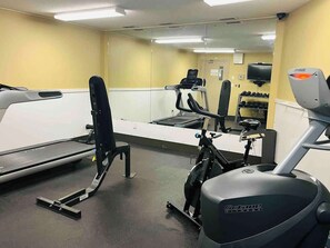 Fitness facility - Modern Fernie Studio with Private Deck and BBQ (Fernie)