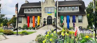 Mountain View Studio with Deck, BBQ & Fireplace