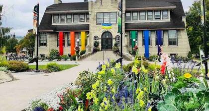 Mountain View Studio with Deck, BBQ & Fireplace