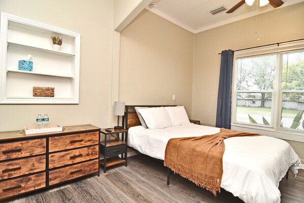 Fer et planche à repasser, Wi-Fi, literie fournie