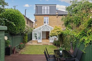 Outdoor dining - Kingston 3BR | Relaxed Comfort for Family & Work (Greater London)