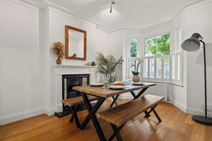 Dining - Kingston 3BR | Relaxed Comfort for Family & Work (Greater London)