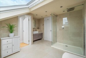 Shower, hair dryer - Kingston 3BR | Relaxed Comfort for Family & Work (Greater London)