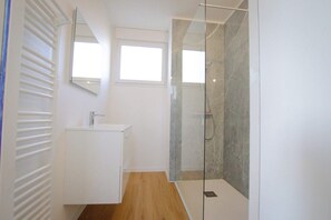Dusche, Haartrockner, Handtücher, Toilettenpapier