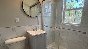 Douche, séchoir à cheveux, serviettes fournies, savon