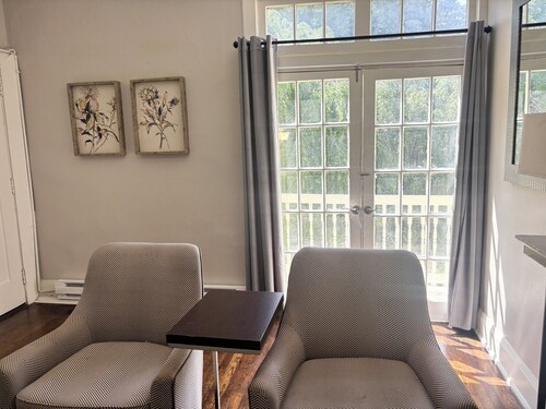 Lovely 1BR Steps from Dayton Riverwalk & Downtown