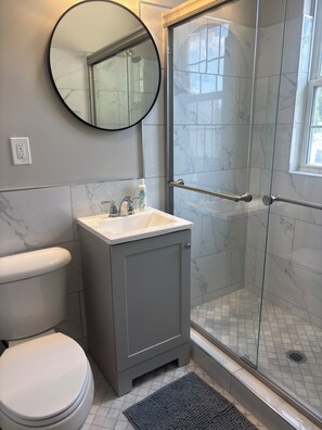 Suihku, hiustenkuivaaja, pyyhkeet, saippua