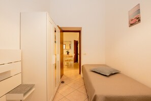 2 bedrooms, desk, WiFi, bed sheets