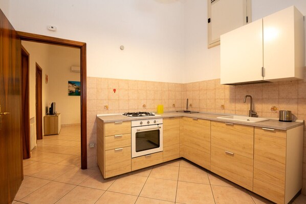 Frigorífico, horno, placa de cocina y lavavajillas