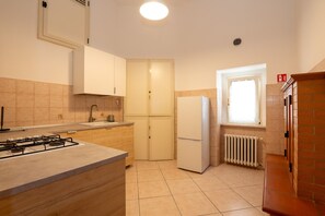 Fridge, oven, stovetop, dishwasher