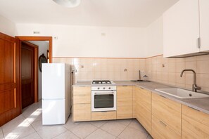 Fridge, oven, stovetop, dishwasher