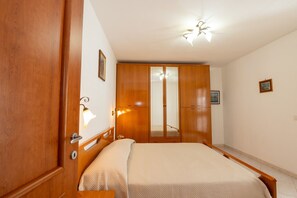 1 bedroom, desk, WiFi, bed sheets