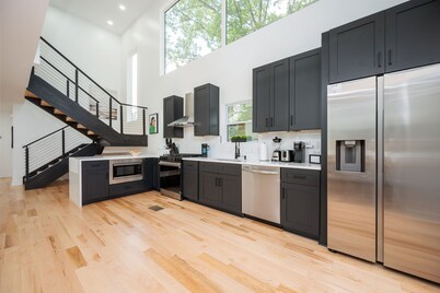 The Briarcliff Glass House
Fabulous 6-bedroom SMART house with smar