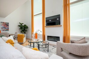 TV, fireplace - The Briarcliff Glass House
Fabulous 6-bedroom SMART house with smar (Atlanta)