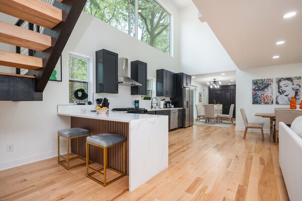 Microwave, oven, stovetop, dishwasher - The Briarcliff Glass House
Fabulous 6-bedroom SMART house with smar (Atlanta)