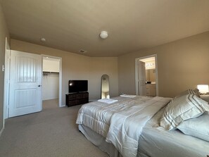 4 bedrooms, desk, iron/ironing board, free WiFi