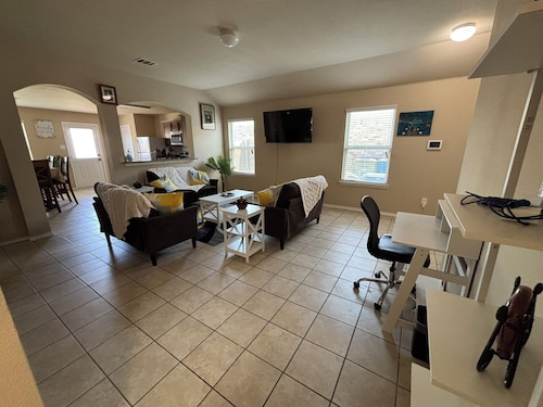 Comfy and Modern 4-Bedroom Home with King Bed, Workspace & Fast Wi-Fi