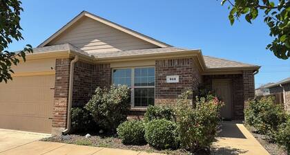 Comfy and Modern 4-Bedroom Home with King Bed, Workspace & Fast Wi-Fi