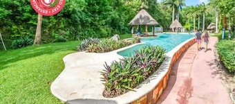 Quiet getaway minutes from the sea: Relax and reconnect as a couple.