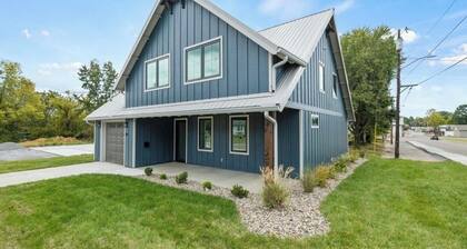 New construction fully furnished house sleeps 8; 2 living spaces