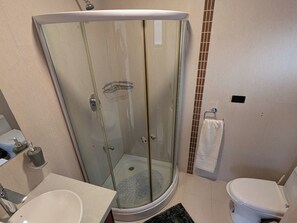 Shower, towels, toilet paper - Beautiful Duplex with Views of the Yanuncay (Cuenca)
