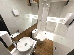 Douche, sèche-cheveux, serviettes fournies, savon